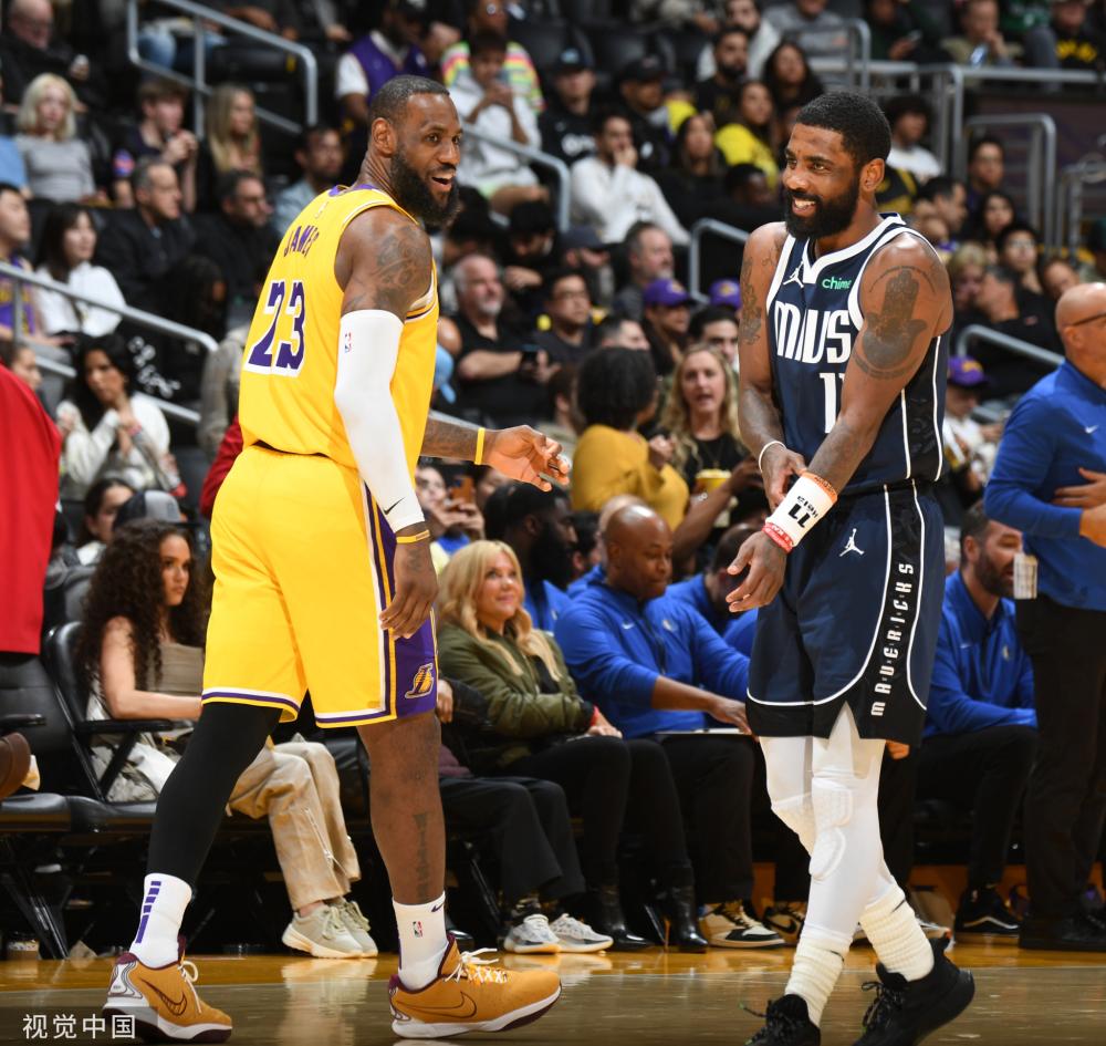 众的注视下 众的注视下